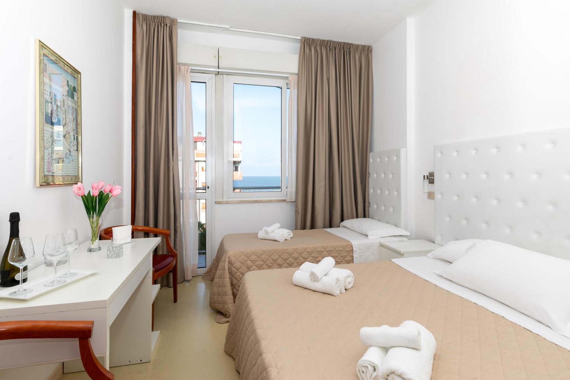 Hotel La Perla リミニ エクステリア 写真